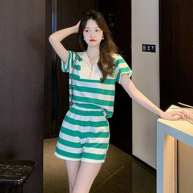 

Спортивный костюм в полоску, футболка, зеленые короткие комплекты для женщин, комплект из двух предметов, повседневный новый координарованный топ и низ, тренды, женские шорты