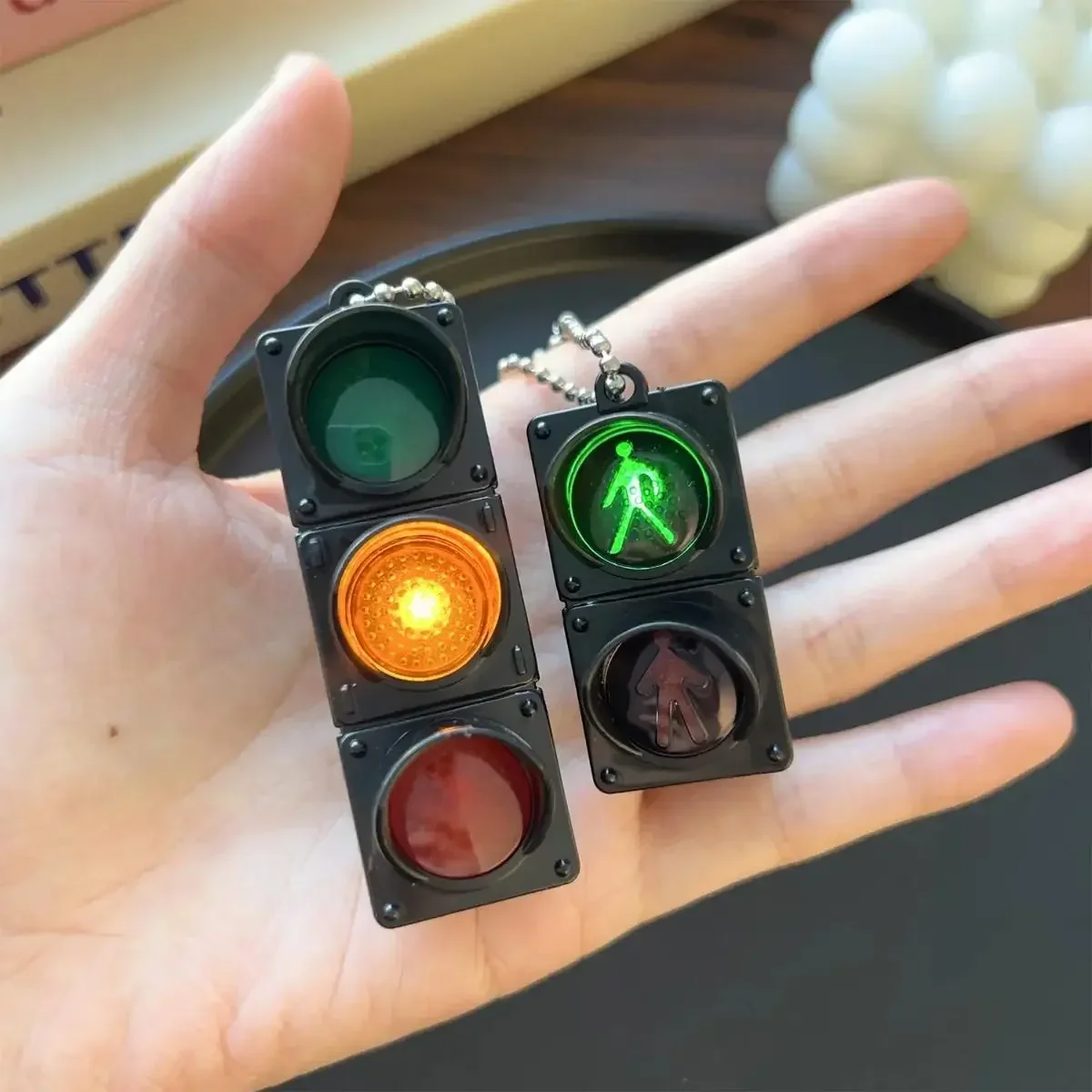 1/2 Stück Neuer Modischer 3D-Ampel-Schlüsselanhänger Lustiger Kreativer Rucksack-Anhänger Schlüsselring Geschenke für Frauen, Studenten und Paare – Detail 5