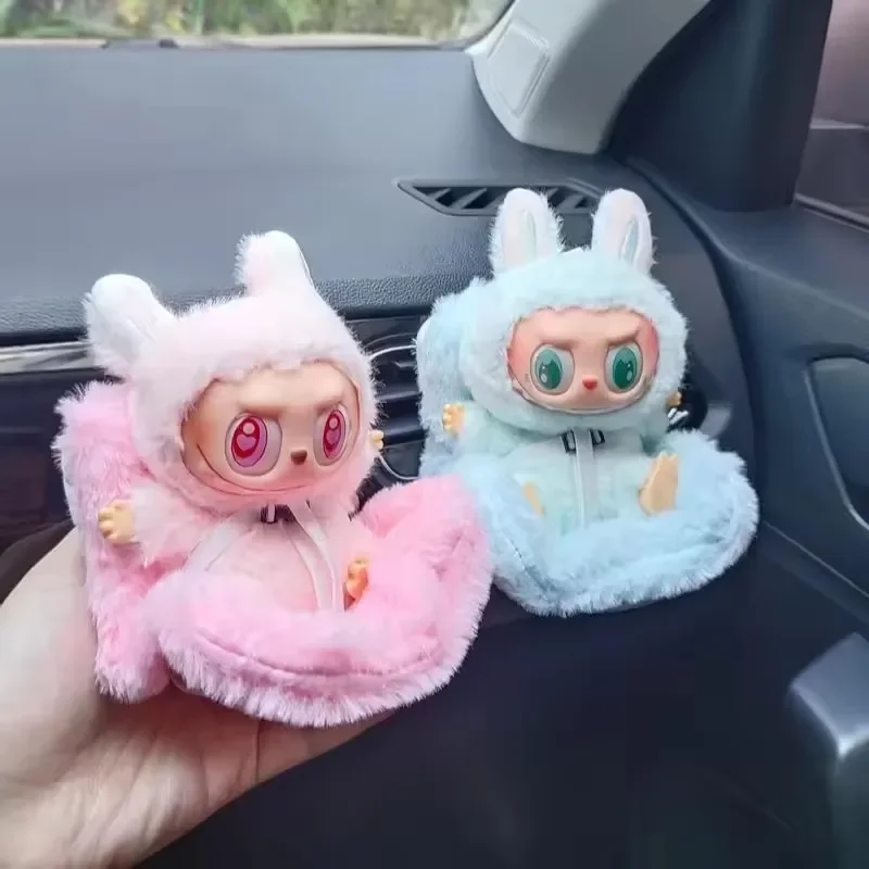 

Для автомобиля Labubu, кукольное сиденье 15-17 см, милое защитное украшение интерьера автомобиля с функцией ароматерапии на выходе воздуха