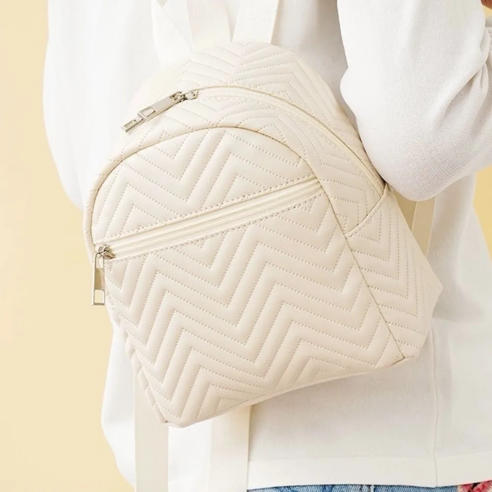 حقيبة ظهر بسيطة على الطراز الكوري بخطوط مثلثة أنيقة مربعة من جلد البولي يوريثان بلون سادة وسحاب حقيبة صغيرة هدية