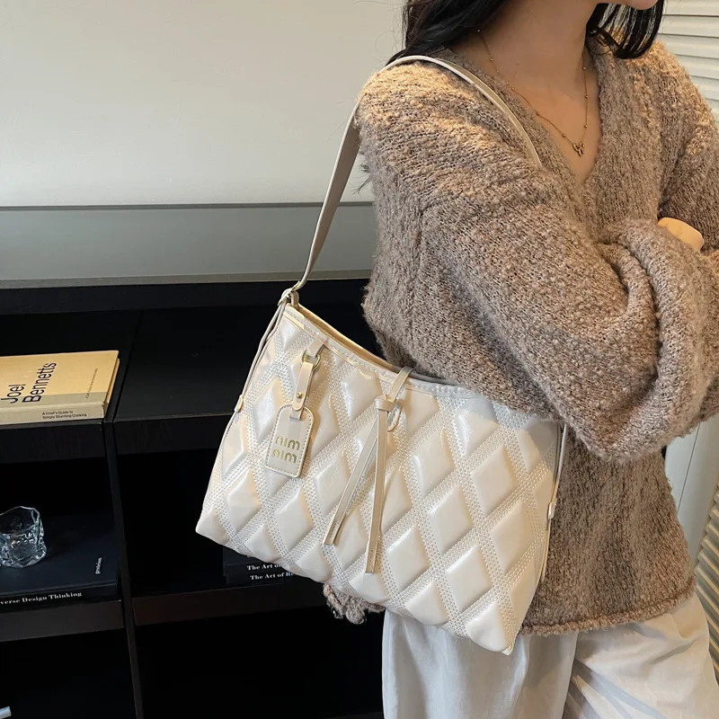 

Зимняя просторная большая сумка 2025 года, женская сумка подмышками для ленивых девушек, повседневная сумка через плечо для пригородных поездок, минималистичная сумка «день-ночь»