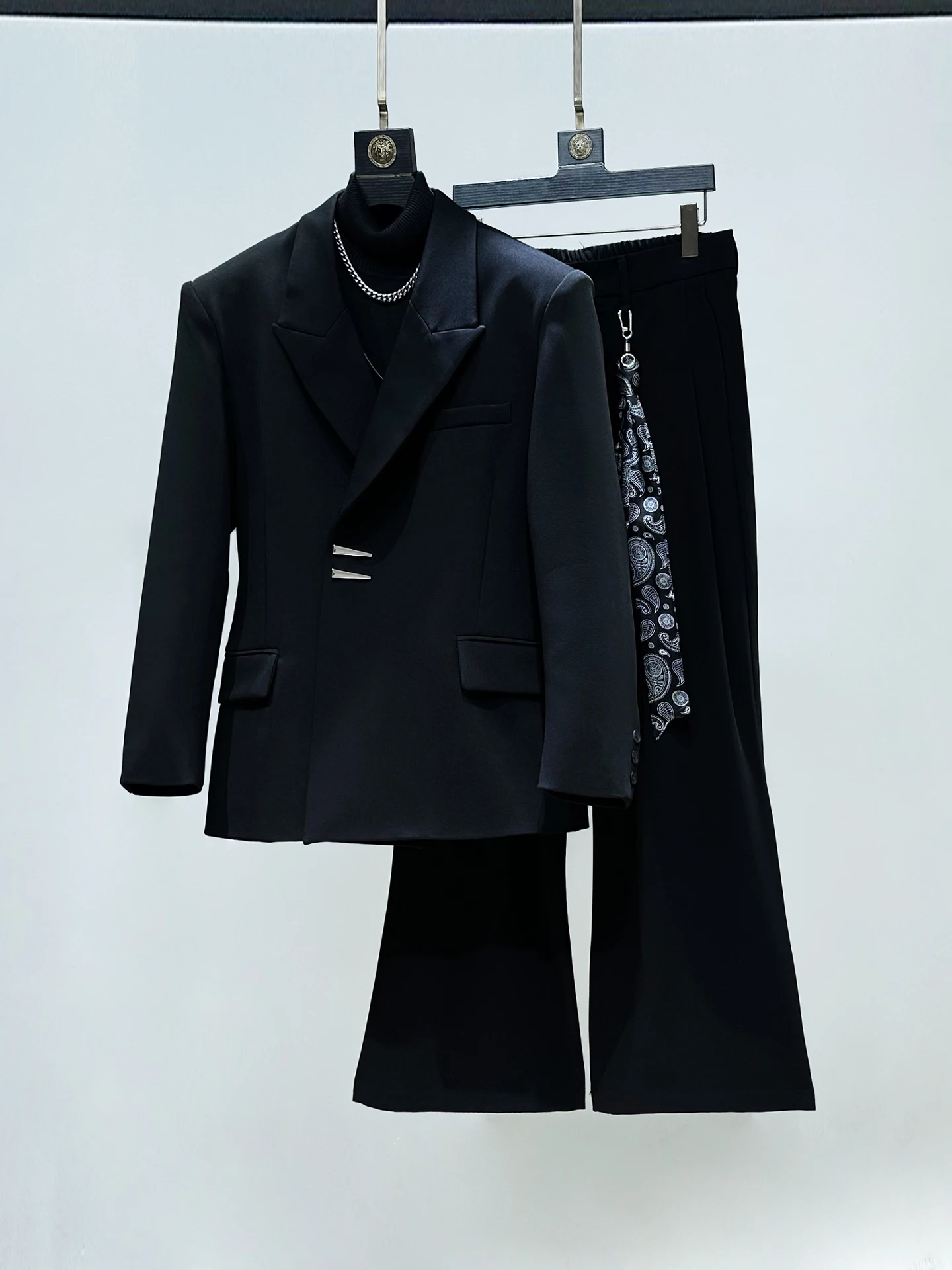 

Original New Men's Suit Set with Silk Scarf Metal Bule oulder Pads Waist Inward Jaet Two-Piece Set Casual Spring Faion