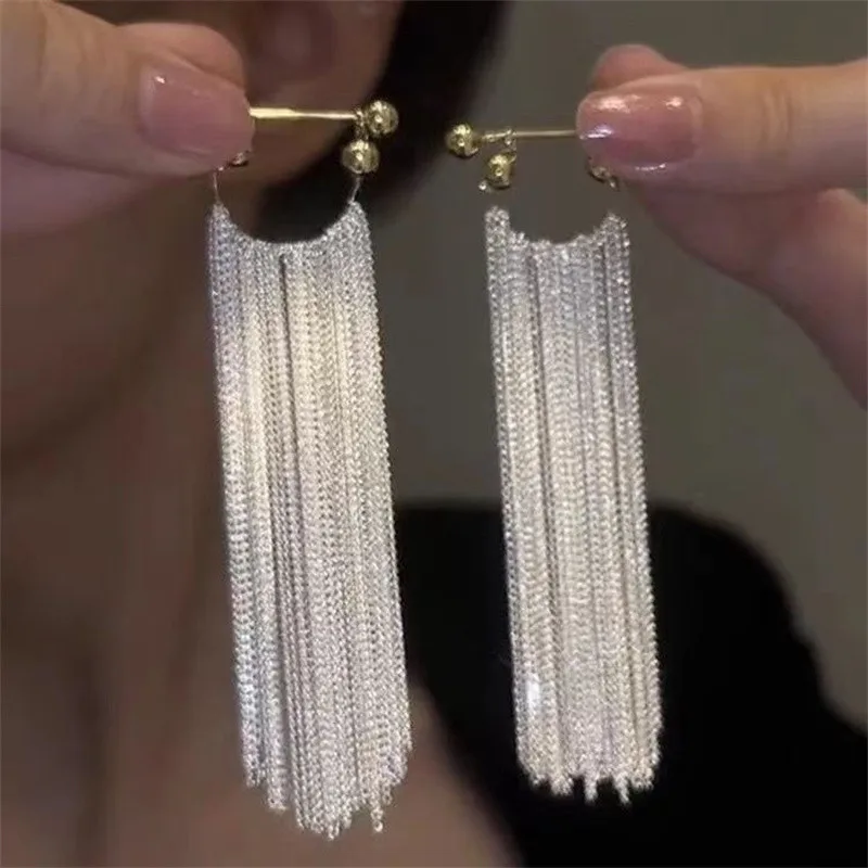 Elegante vergoldete Zirkonia-Schneeflocken-Ohrringe mit langen Quasten für Damen, Strass-Tropfenohrringe, Partygeschenk – Detail 9