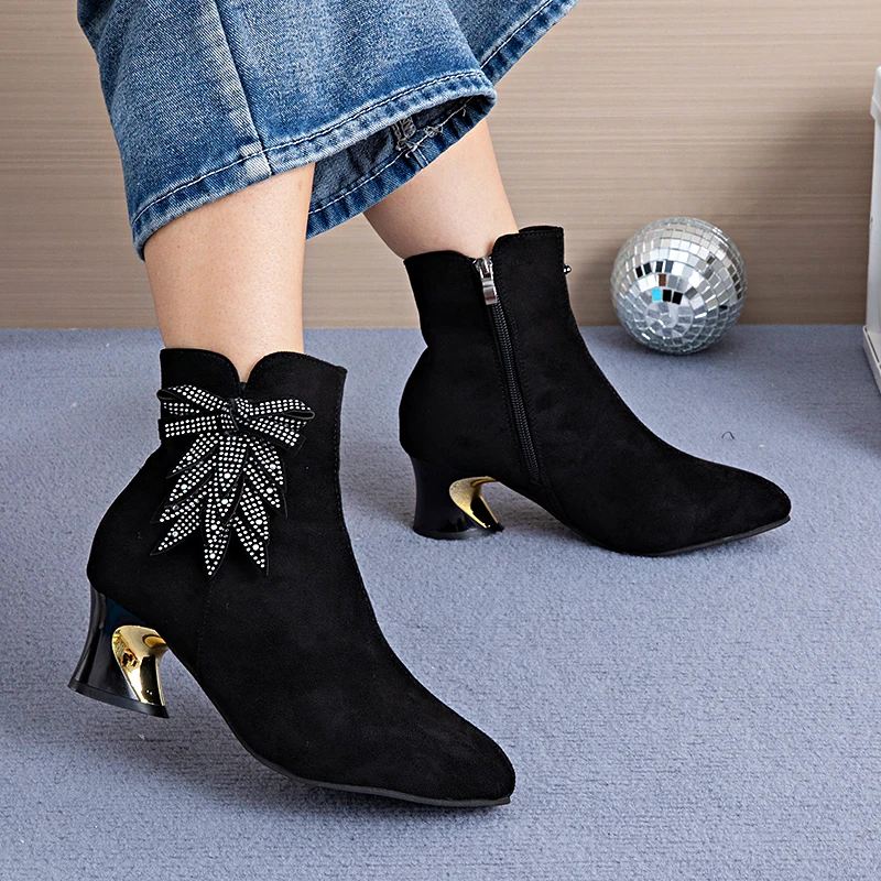 

Новые зимние женские ботильоны с острым носком, 2025 г., замша с блочным каблуком и боковой молнией, удобные повседневные модные ботинки