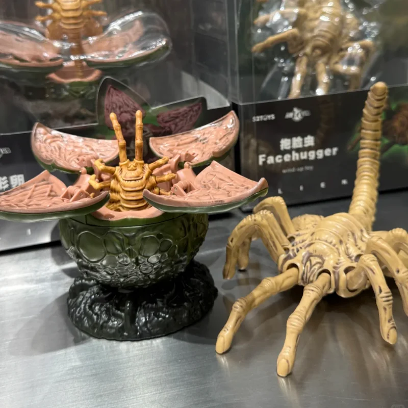 

52TOYS Lightning Dance Alien Egg Hug Face Worm Clockwork Toy Trendy Handmade Model Ornament Toy boys Gifts New Genuine Edition