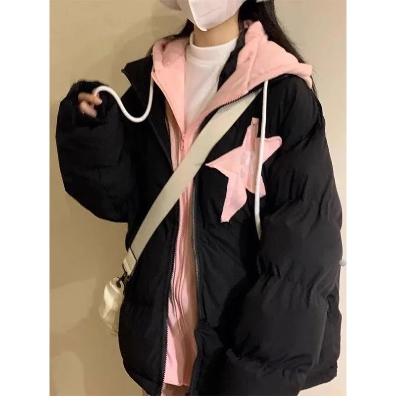 

Высококачественная пуховая куртка с искусственным двумя простыми модными капюшонами на шнуровке, зимняя новая корейская версия свободного хлебного платья для женщин 2025