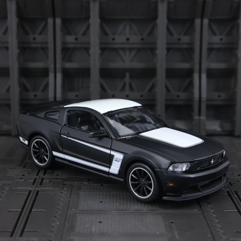 

Модель Maisto 1:24 Ford Wild Boss 302 из сплава, с открывающимися дверями и капотом, подходит для коллекционирования.