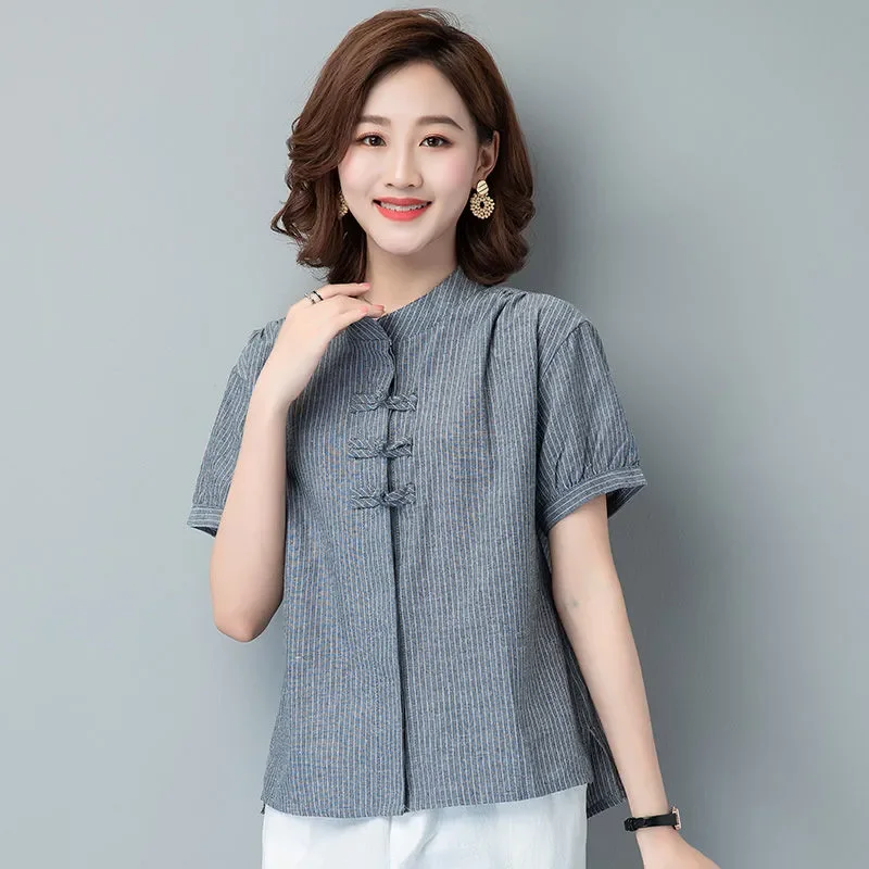 

Женская блузка в этническом стиле из хлопка и льна в полоску - рубашка свободного кроя с коротким рукавом и застежкой на пуговицах-лягушках