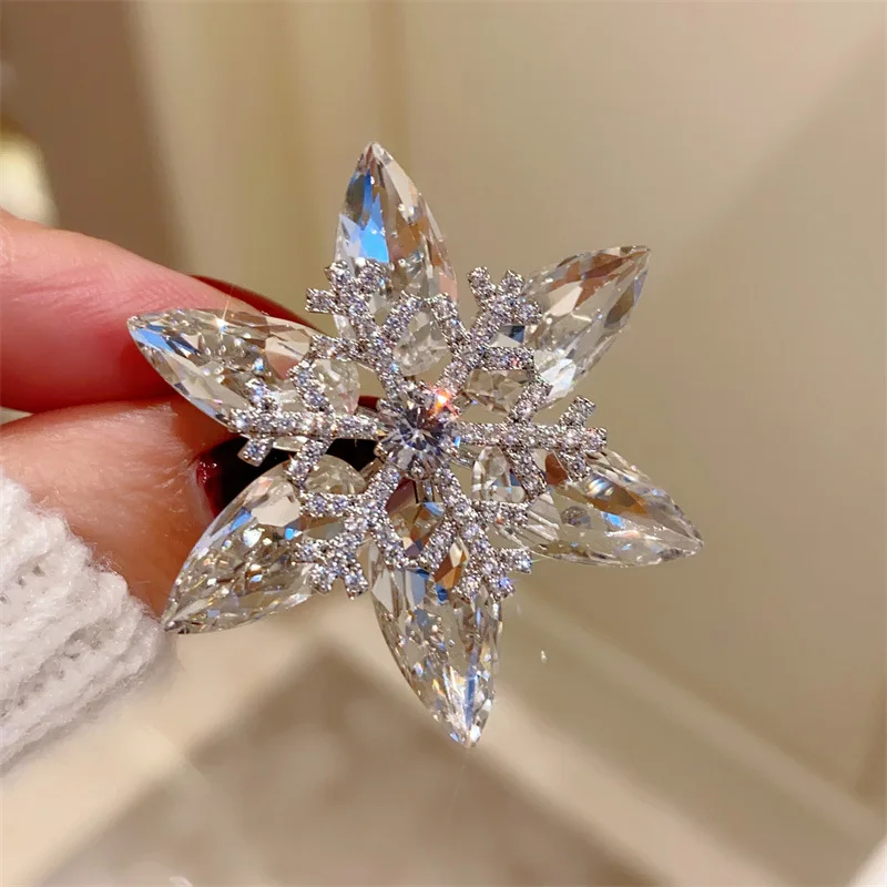 Snowflake Brooches For Women Girl  Shine Zirconia Stone Sparkling Fashion Accessories Romantic Fine Jewelry Party Gift Brooch