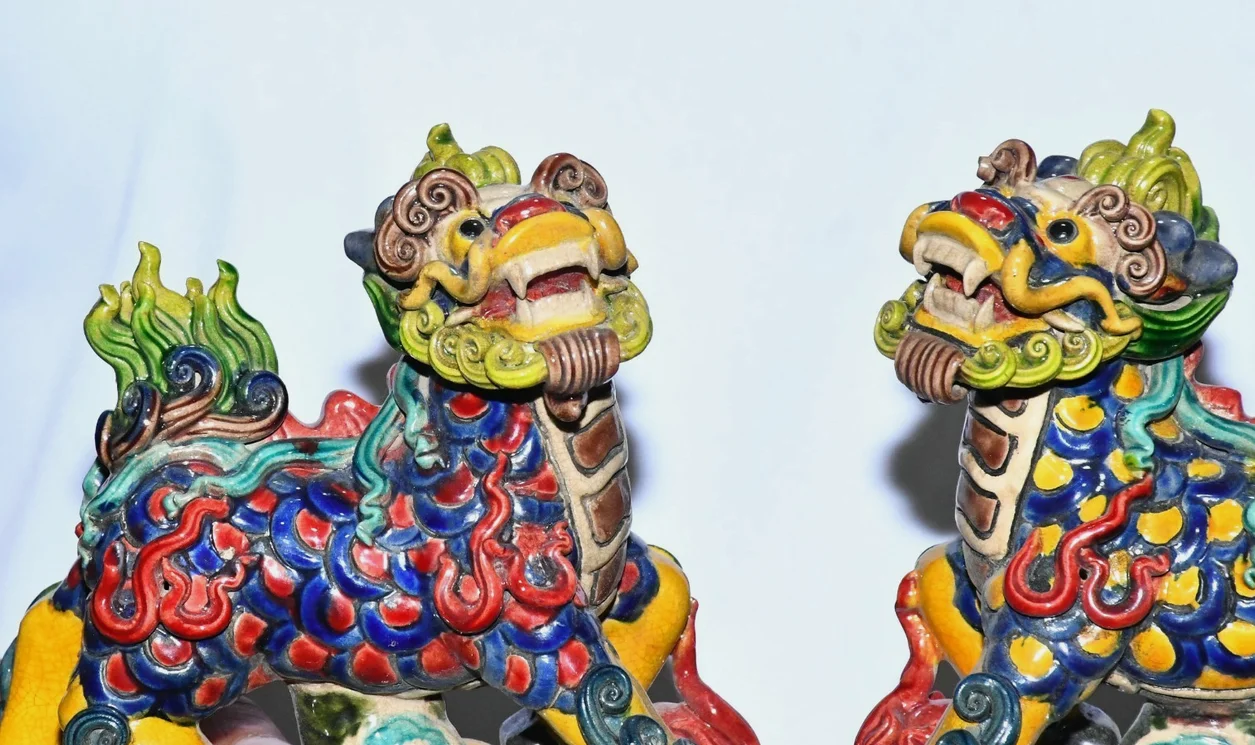 Old Dynasty Wucai Porcelain Yuanbao Kylin Kirin Chi-Lin Kilin Qilin Statue PairOld Dynasty Wucai Porcelain Yuanbao Kylin Kirin C