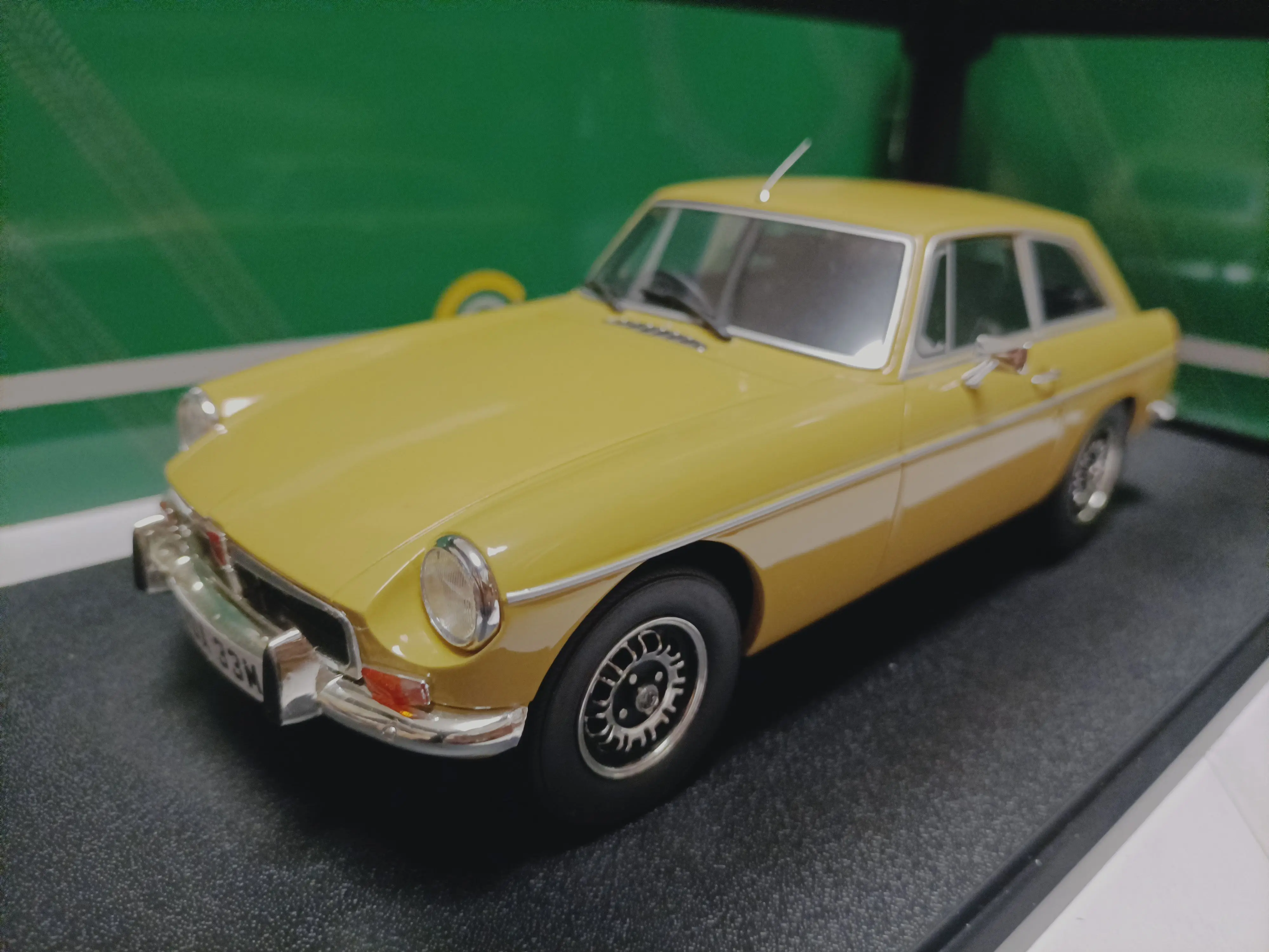 Cult 1:18 B GT V8 Harvest Gold 1974 Simulation Limited Edition Resin Metal Static Car Model Toy Gift