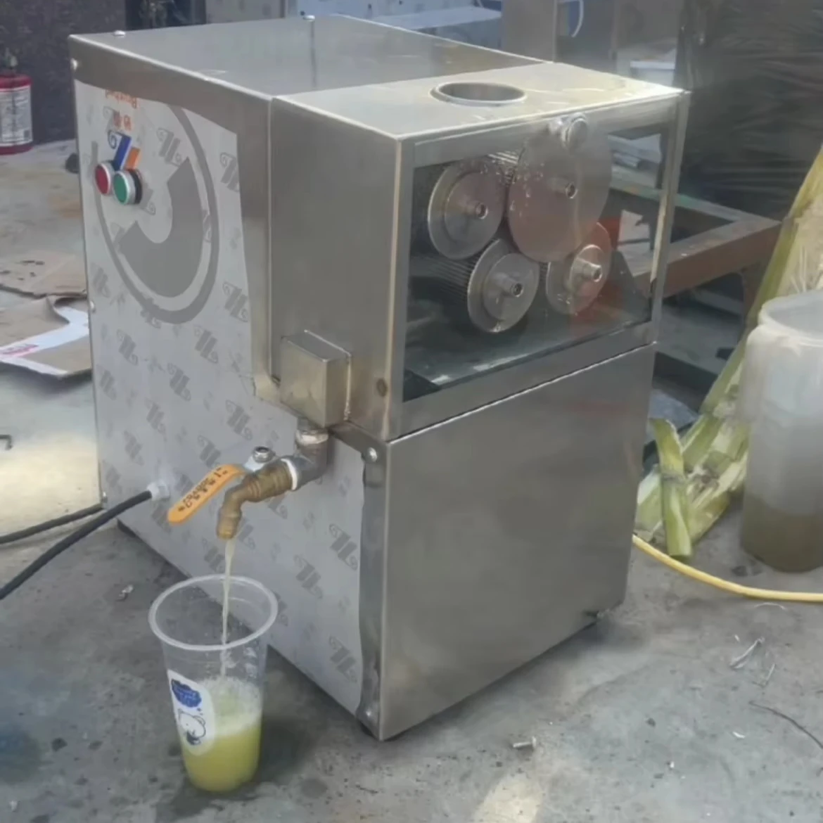 250Kg/H High Quality 4 Rolls Automatic Sugar Cane Juicer Extractor Machine Sugar Cane Juicer For Sale