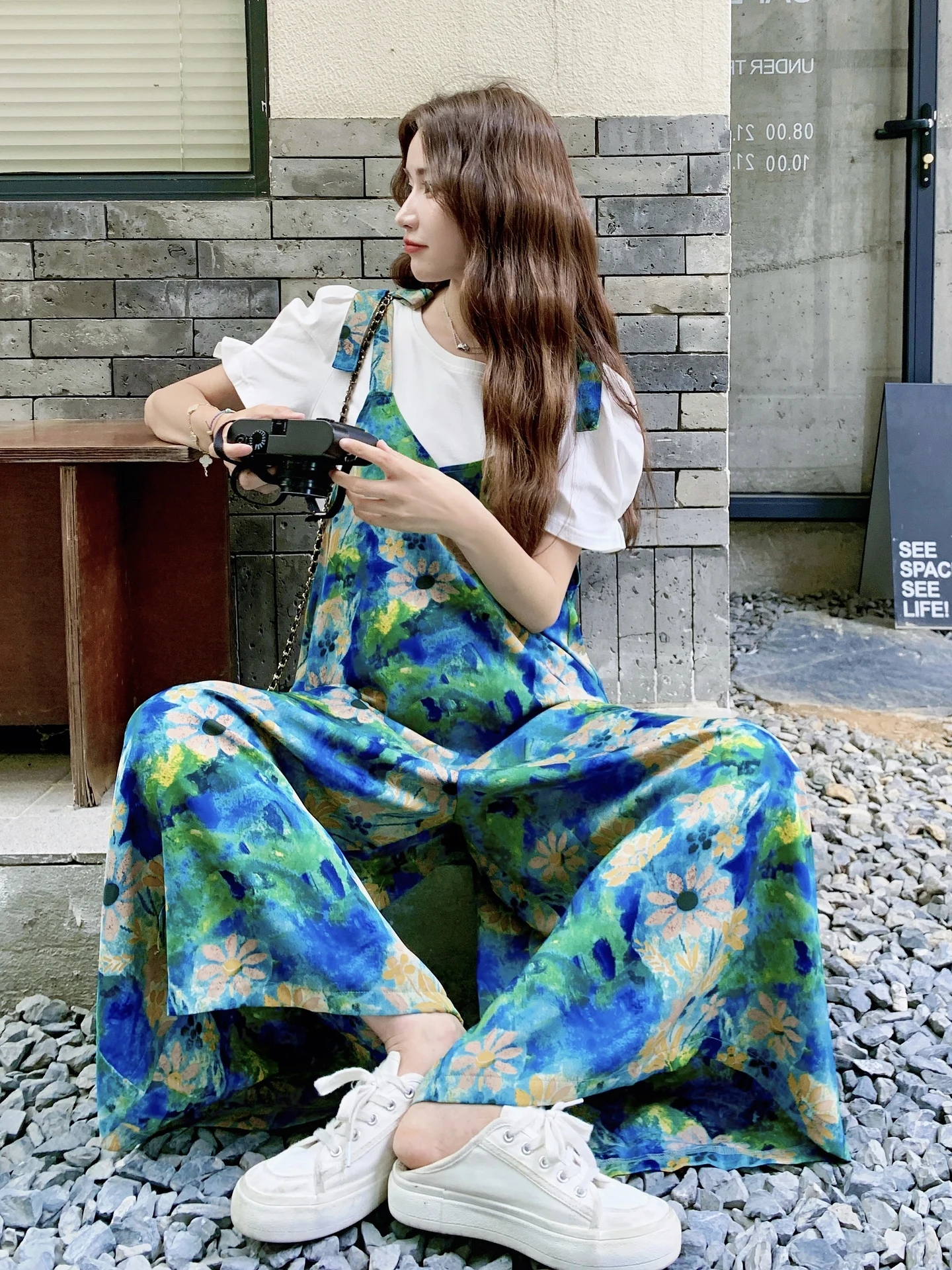 

Потрясающий летний женский комплект из двух предметов: комбинезон с широкими штанинами и рукавами-фонариками, с принтом в стиле Моне...