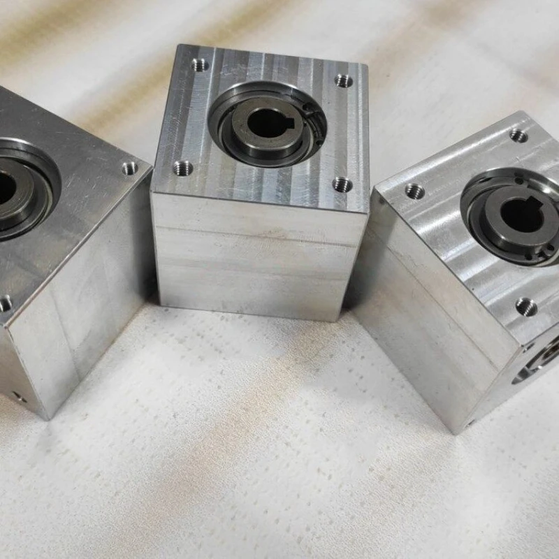 42 * 42 Small Bevel Tooth Rotator 90 Degree Speed Ratio 1:1 Right Angle Transmission Gearbox Shaft Hole Keyway Hexagonal D Hole