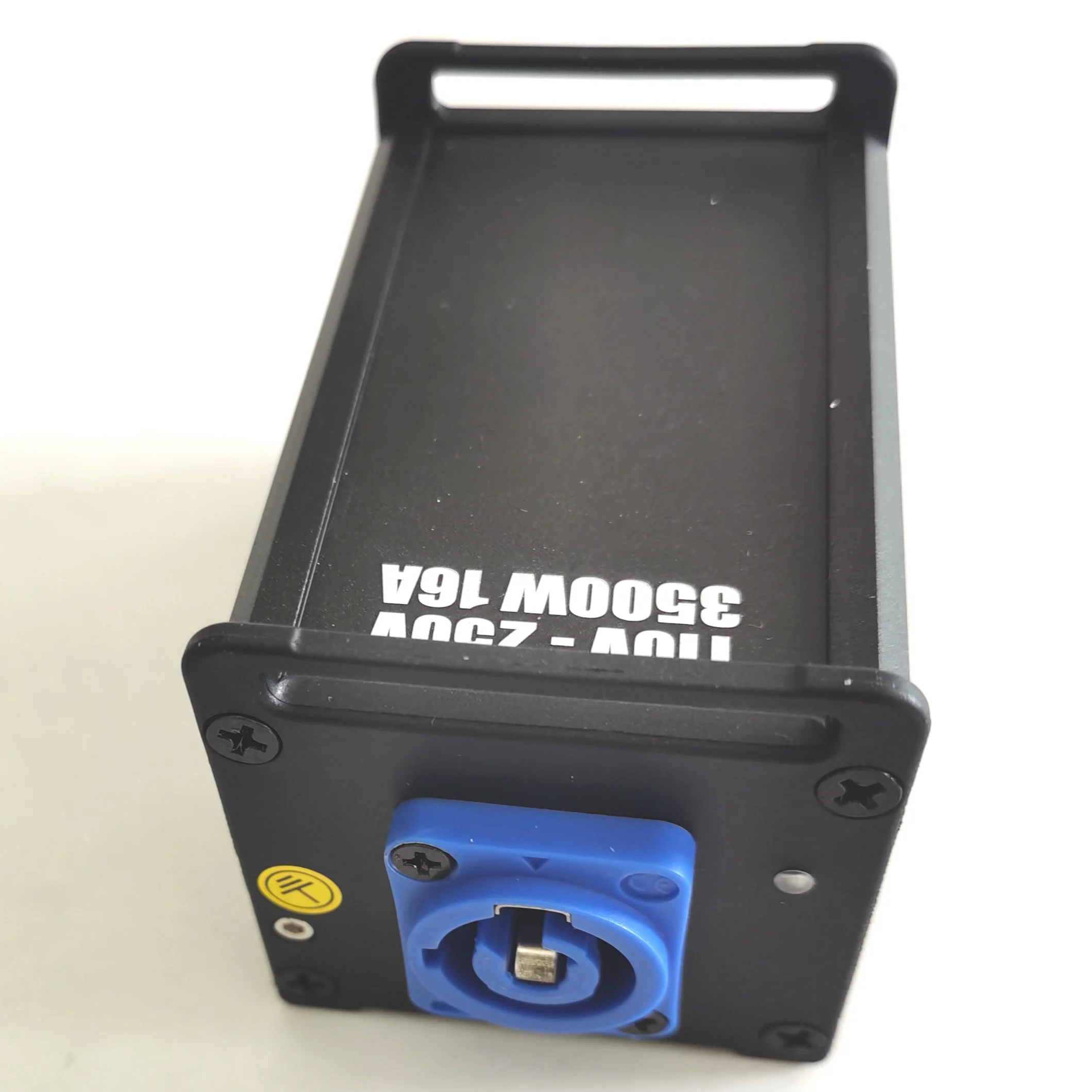 Scatola di uscita per distribuzione dell'energia in lega di alluminio con accoppiatore PowerCON da 1 NAC3MPA-1 a 5 NAC3MPB-1 per cavi di collegamento