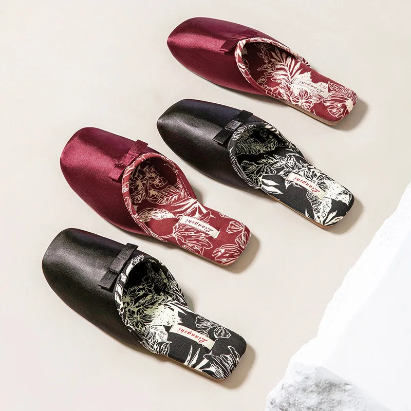 الفاخرة الحرير طباعة تصميم النعال المسطحة النساء الحلو فراشة عقدة الديكور النعال الحديثة مريحة أنيقة النعال المنزل