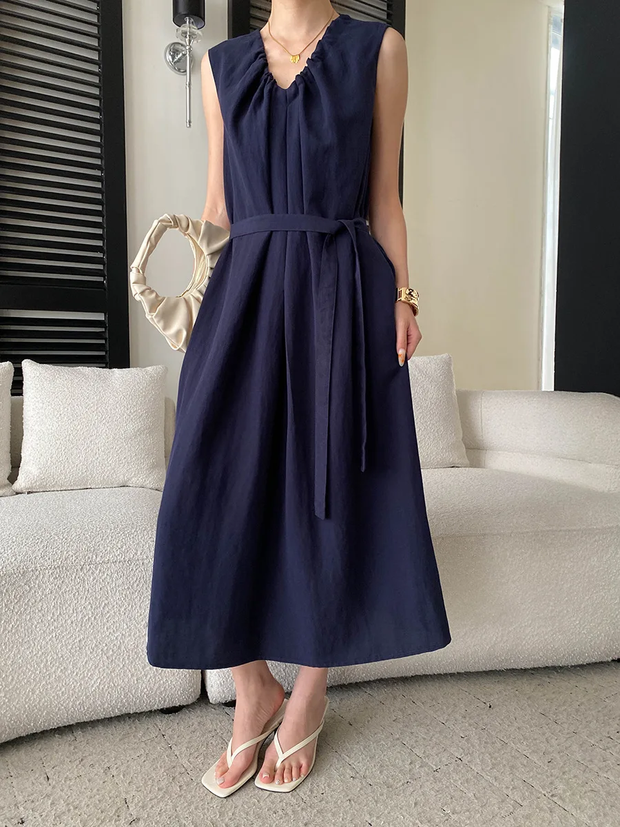 Sommerliches Damenkleid in unifarbenem, plissiertem Design mit V-Ausschnitt, Schnürung an der Taille und schlankmachendem, ärmellosem Schnitt. – Detail 12