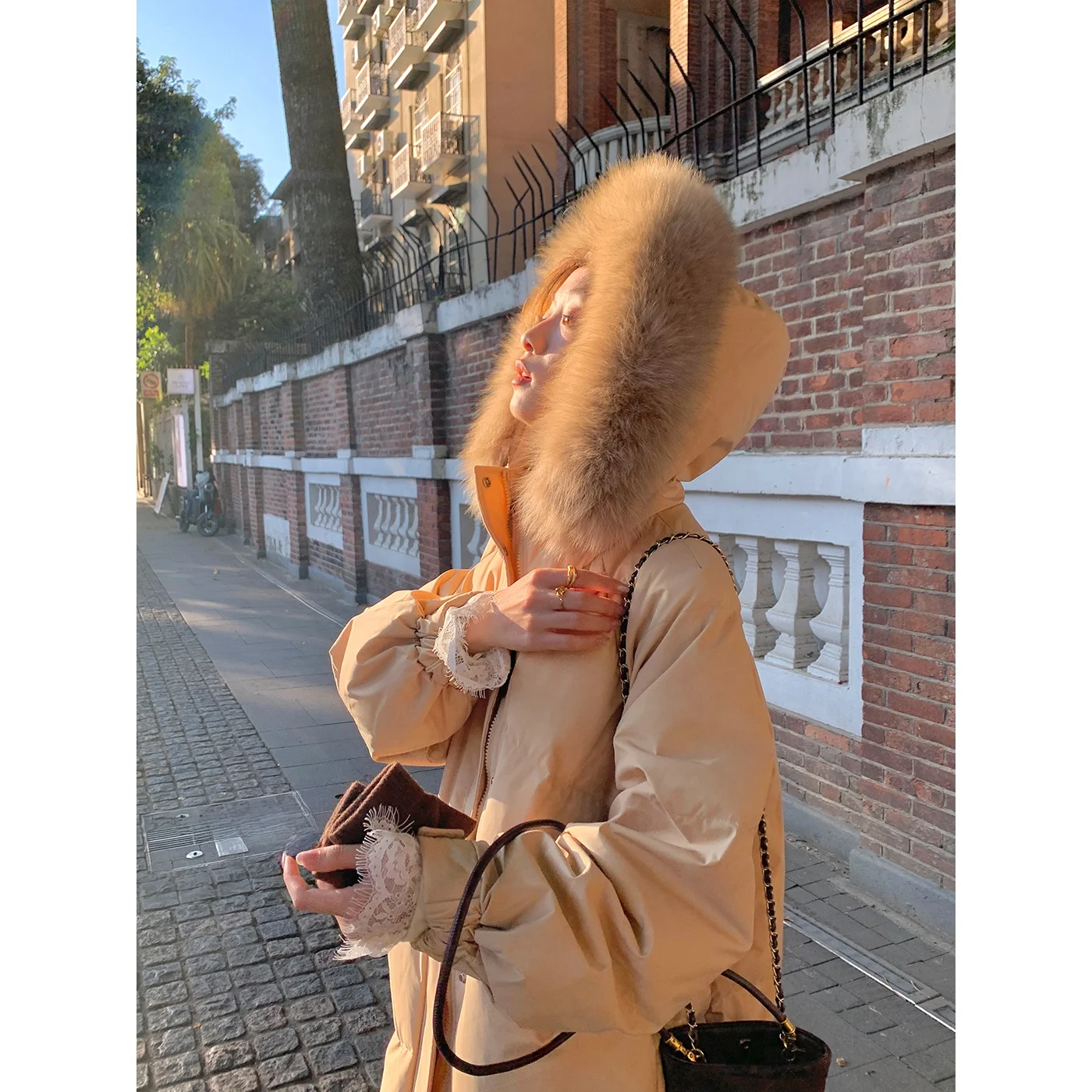 

Утепленное женское пуховое пальто средней длины с капюшоном и меховым воротником, корейская версия, зима 2025