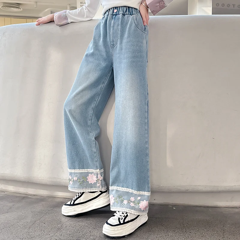 Jeans dritti in cotone primaverile per bambina carina con pizzo floreale Pantaloni morbidi per bambini Jeans Pantaloni in denim a fiori per bambino adolescente