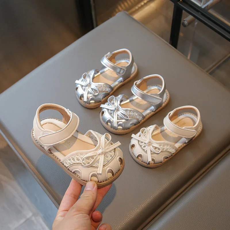 

Модные летние сандалии для маленьких девочек, детские повседневные сетчатые сандалии принцессы с милым бантом, нескользящие детские сандалии на плоской подошве с закрытым носком