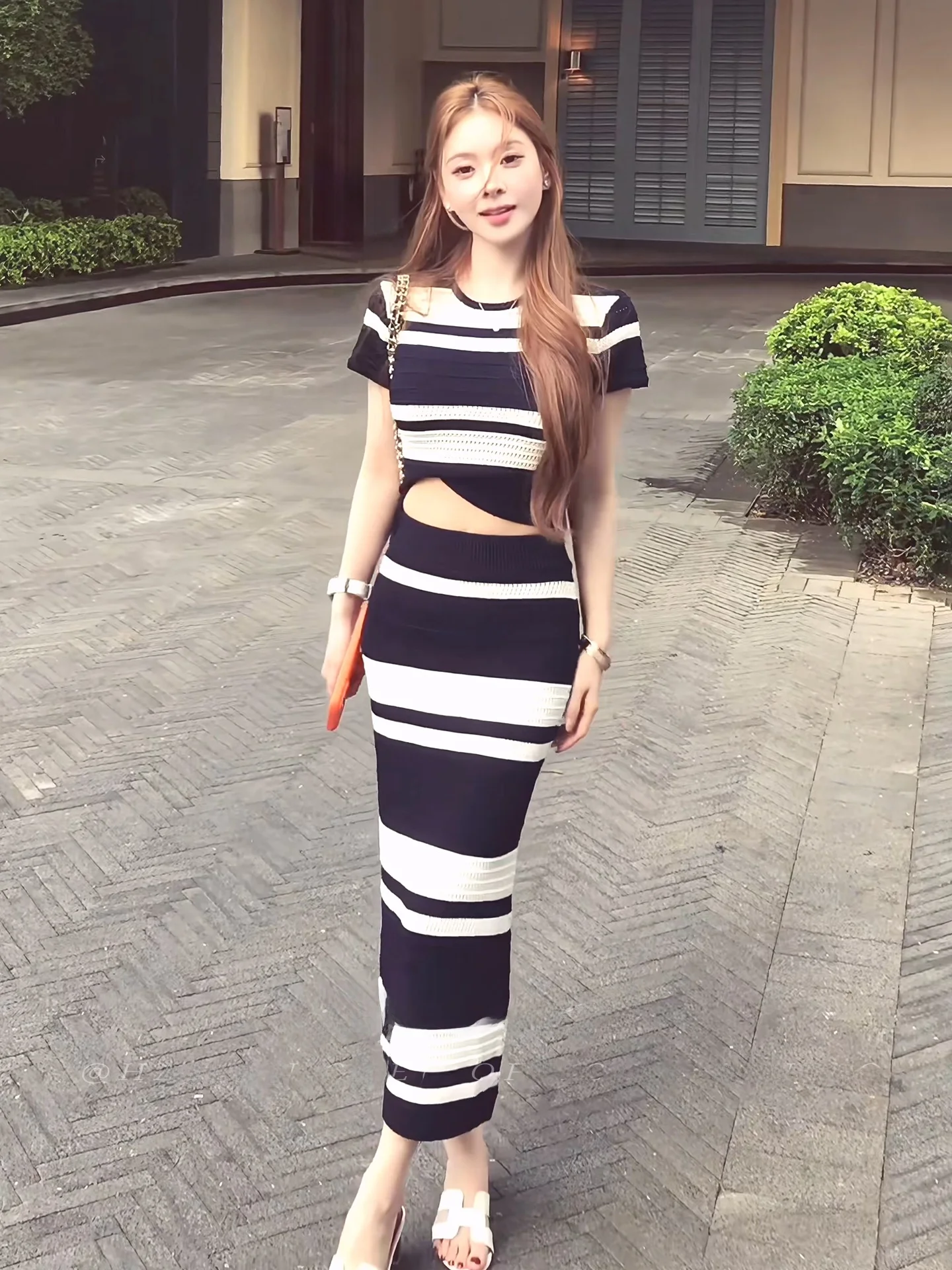 

Loose Feelings Women's Dress Set Short Striped Slim Fit Knitted Top Half Skirt Two Piece Set Fashionable Spring Outfit
