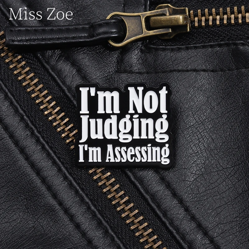 I'M Not Judging I'M Assessing Enamel Pin Speaking Fun Gothic Quotes Metal Brooch Lapel Badge Jewelry Decorative Gift For Friends