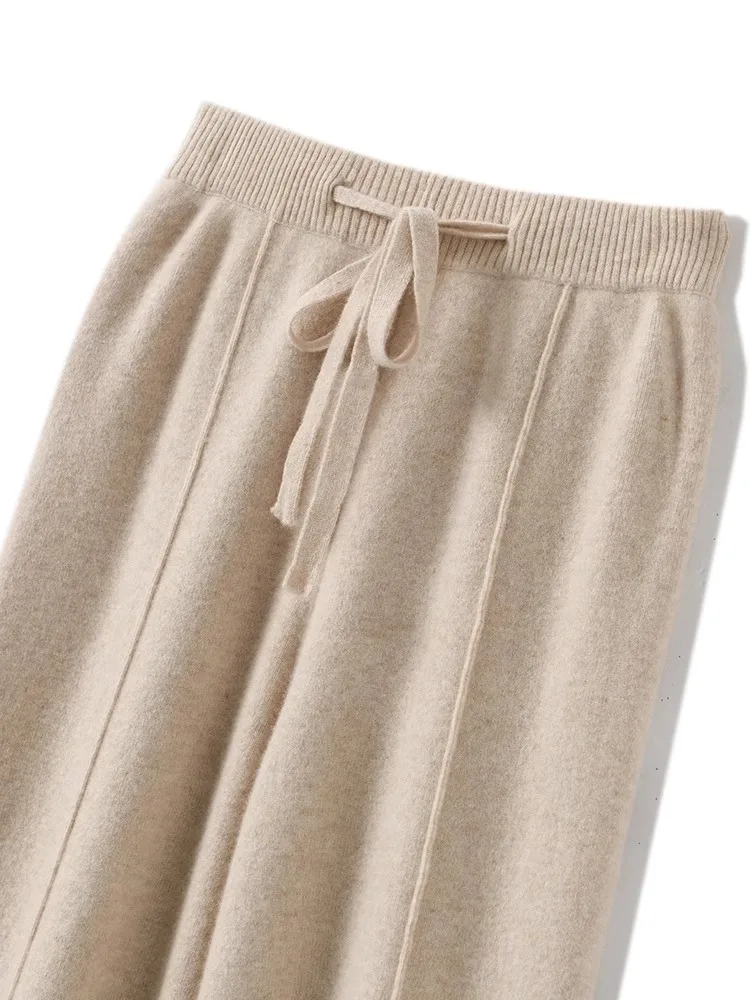 بنطلون نسائي واسع الساق من الصوف المحبوك بخصر مرتفع، فضفاض وعصري، طويل يصل للأرض مع حبل للربط