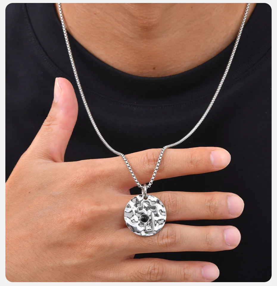 Vnox Herren-Halskette aus gehämmertem Edelstahl, hohler Kreuzanhänger aus natürlichem schwarzem Onyx, Kastenkette, Punk-Religions-Schmuck, Geschenk – Detail 3