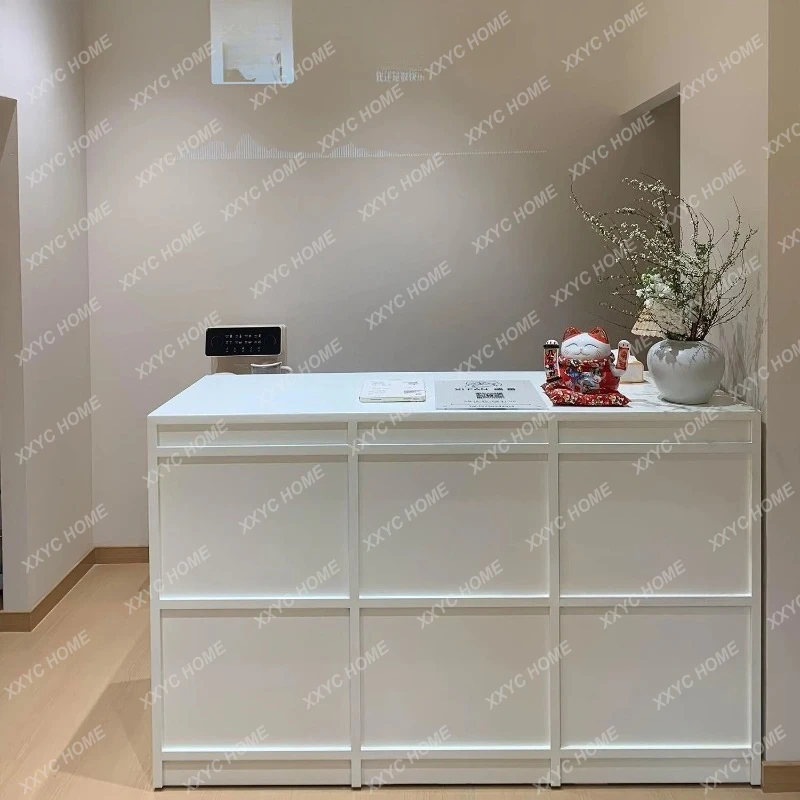 

Молочно-белая краска для оформления прилавка в магазине одежды, на стойке кассы.