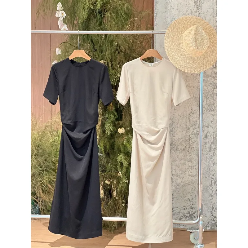 فستان بأكمام قصيرة للنساء في شمال أوروبا، بسيط وكسول للتنقل، مع طيات وتنورة طويلة بأربطة، خريف 2025 #5