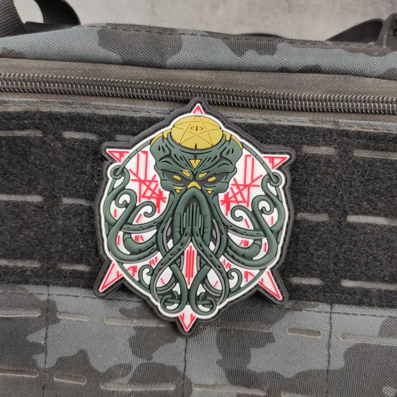 Parche 3D Cthulhu con efecto glow – PVC para mochilas y equipamiento - imagen 3