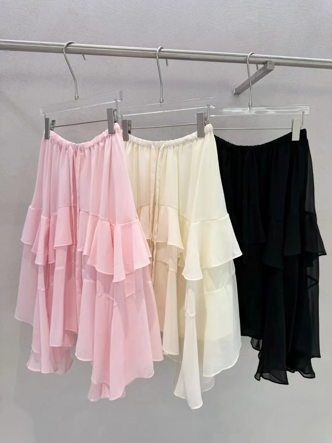 

Весна 2026: Розовая женская повседневная юбка с асимметричным подолом, длиной ниже колена, из шелковистой ткани, с высокой талией, из полиэфирного волокна