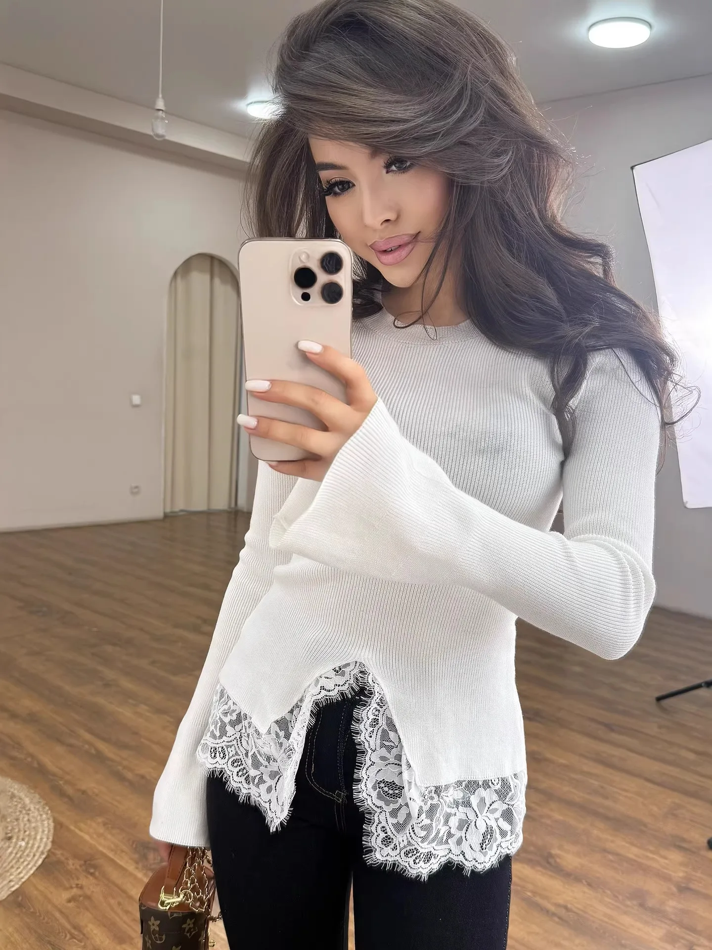 Women's Lace Splice Slim Fit Long Sleeve T-Shirt Pure Color Versatile White Split Base Shirt Cotton Regular Sleeve Spring Top