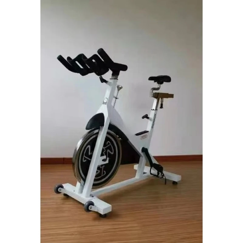 Club de ejercicios comercial que utiliza bicicletas de ejercicios premium para equipos de ejercicios Bicicletas giratorias