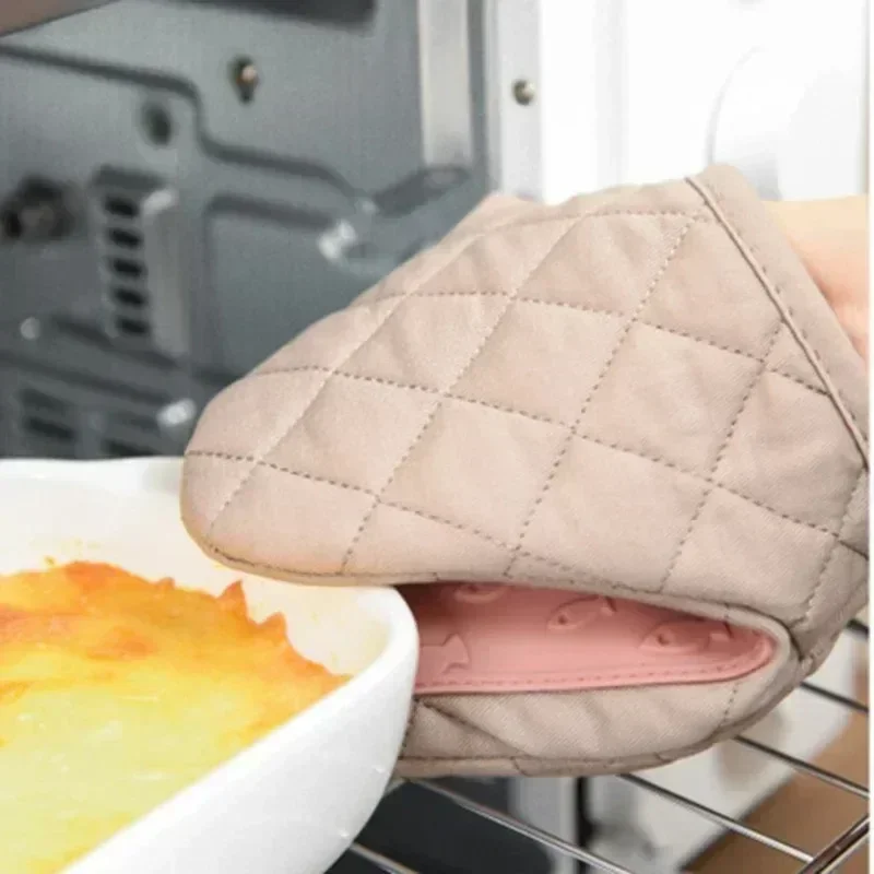Fish-shaped microwave oven anti-scalding gloves with cotton semi-silicone cloth hand clip multi-purpose baking oven gloves