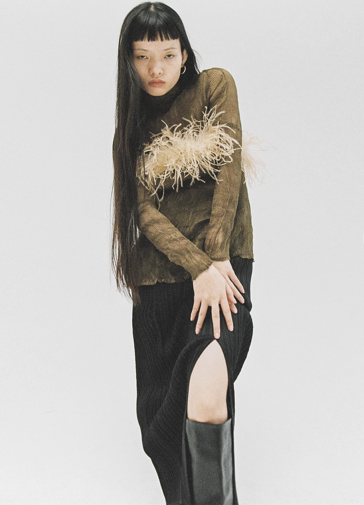 

Женская модная футболка из полиэфирного волокна с высоким воротником, длинными рукавами, облегающего кроя, однотонная, для повседневной носки, с шарфом из страусиных перьев