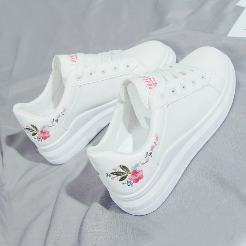 Women's White Sneakers 2026 New Lightweight Breathable Trendy Casual Skate Shoes for Spring Autumn