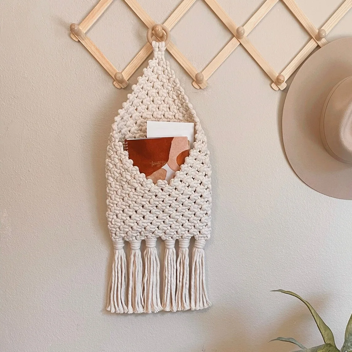 Boho Macrame Tassel Wall Hanging Storage Bag, Nordic Handwoven Wall Organizer Pocket for Room Decor