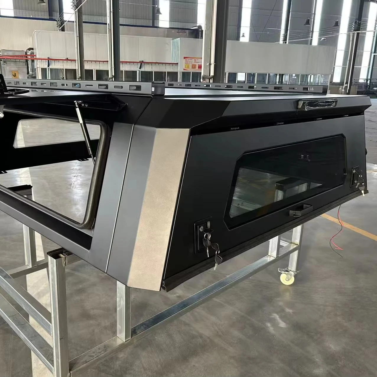 

New Design Hard Aluminum Truck Bed Smart Cap with Lock Heavy-Duty Waterproof Rear Cover for Tacoma 5ft Pickup Camp Shell