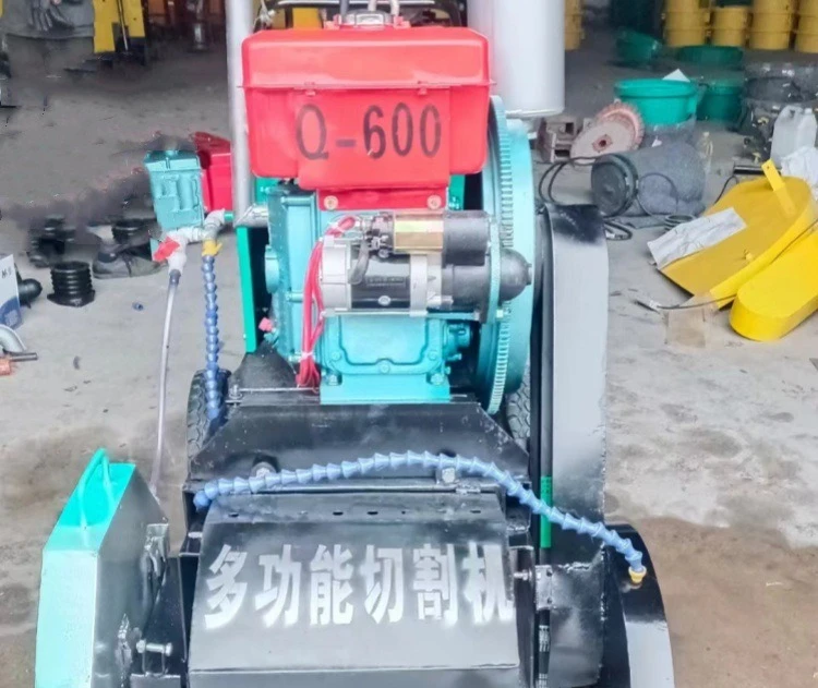 

Double road cutter with adjustable spacing Self-propelled double saw blade cutter