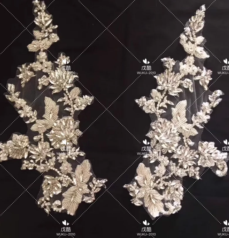 

Кружевной цветок со стразами ручной работы