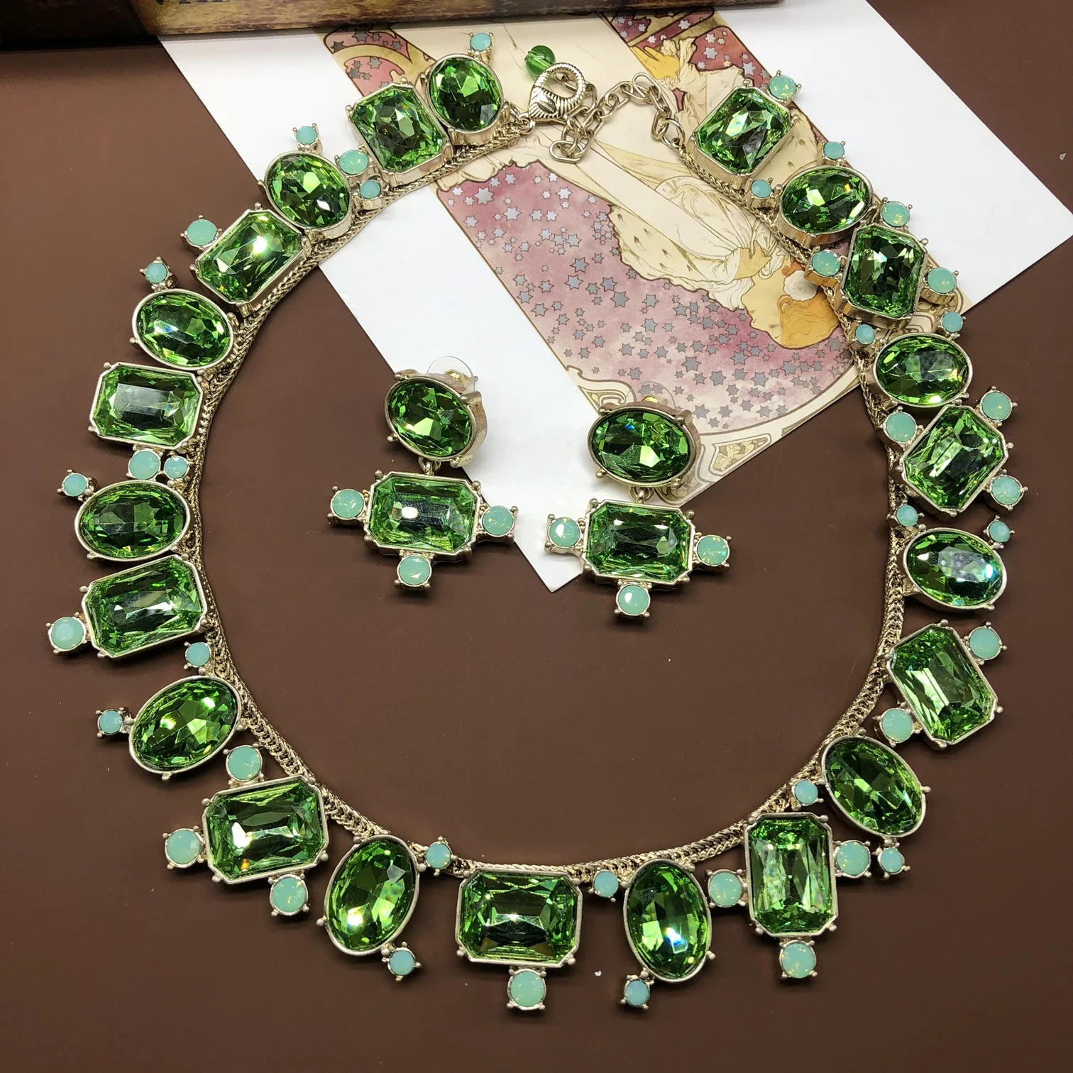 Fashionable elegant jewelry set set gemstones diamonds green necklace earrings