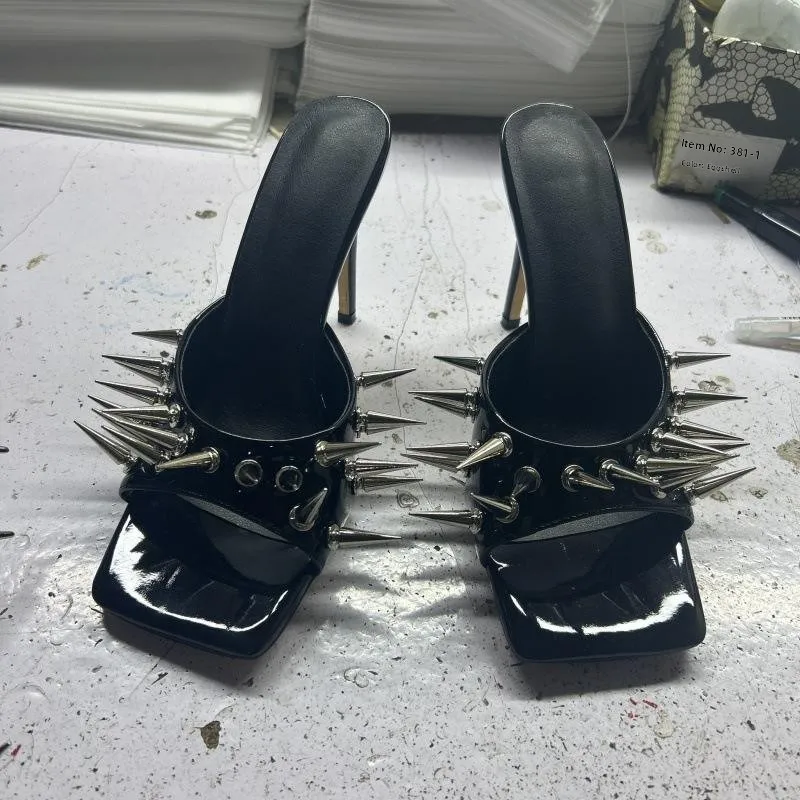 صنادل أنيقة بكعب عالٍ مع تفاصيل مرصعة، مقدمة مدببة وكعب رفيع، أحذية نسائية عصرية لموسم الربيع