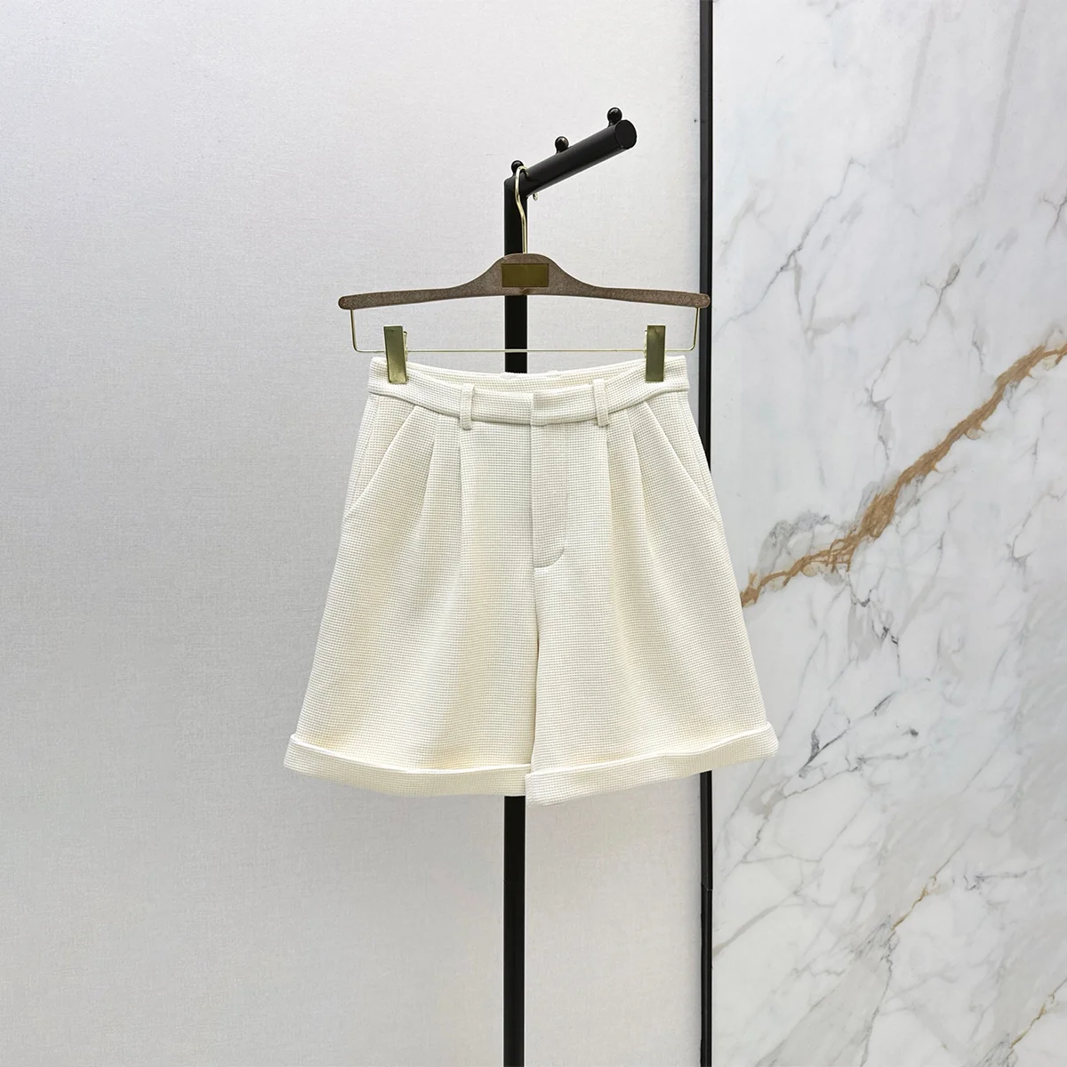 2026 high-quality women's beige waffle plaid pleated rolled edge five quarter shorts--hb808