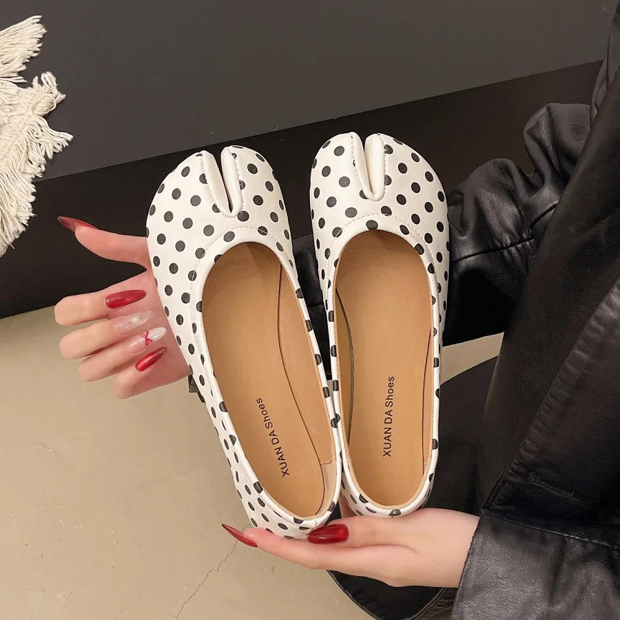 Retro Polka Dot Split Toe Flats Woman 2026 Unique Tabi Inspired Design Slip On Shoes Women Fashionable Casual Loafer Lady Flats