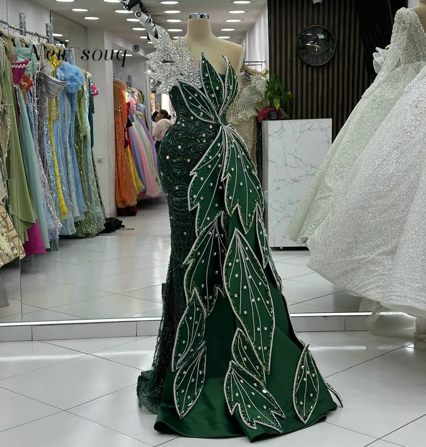 

Dubai Emerald Green Sparkly Crystals Beaded Mermaid Evening Dresses with Big Leaf Side Train Customized Formal Party Gowns