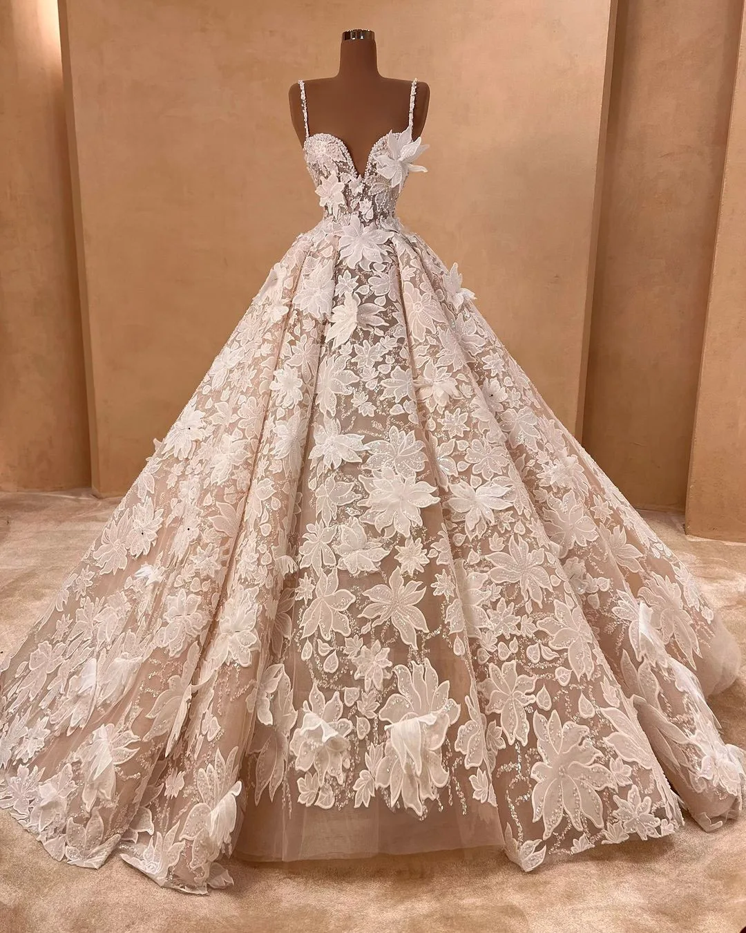 Romantic Wedding Dresses Ball Gown Spaghetti Strap Appliques Pearls Floor-Length Princess Bride Wedding Dress Customized