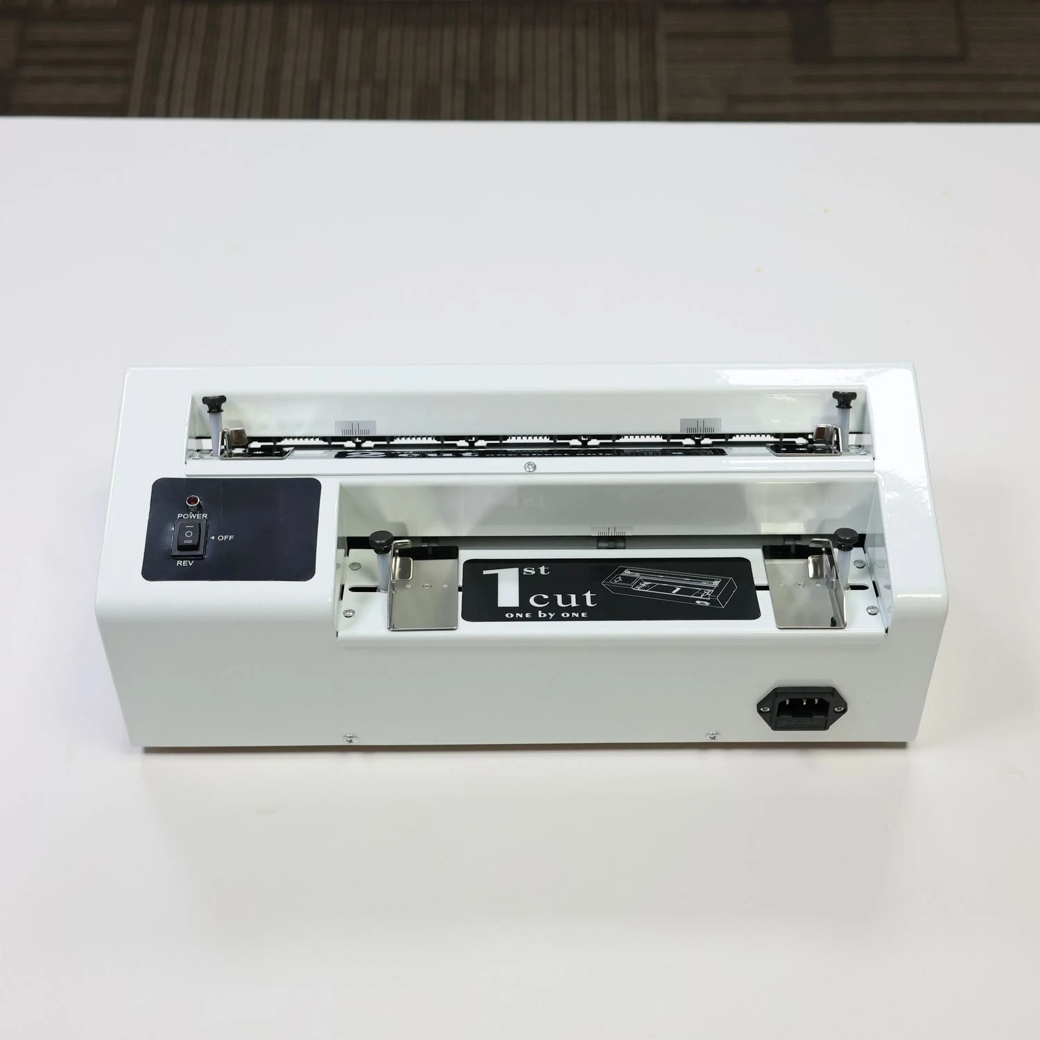 Kommerzieller Desktop-Kartenschneider QG-02 mit verstellbarer Klinge – für PVC/A4-Papier unter 300 g