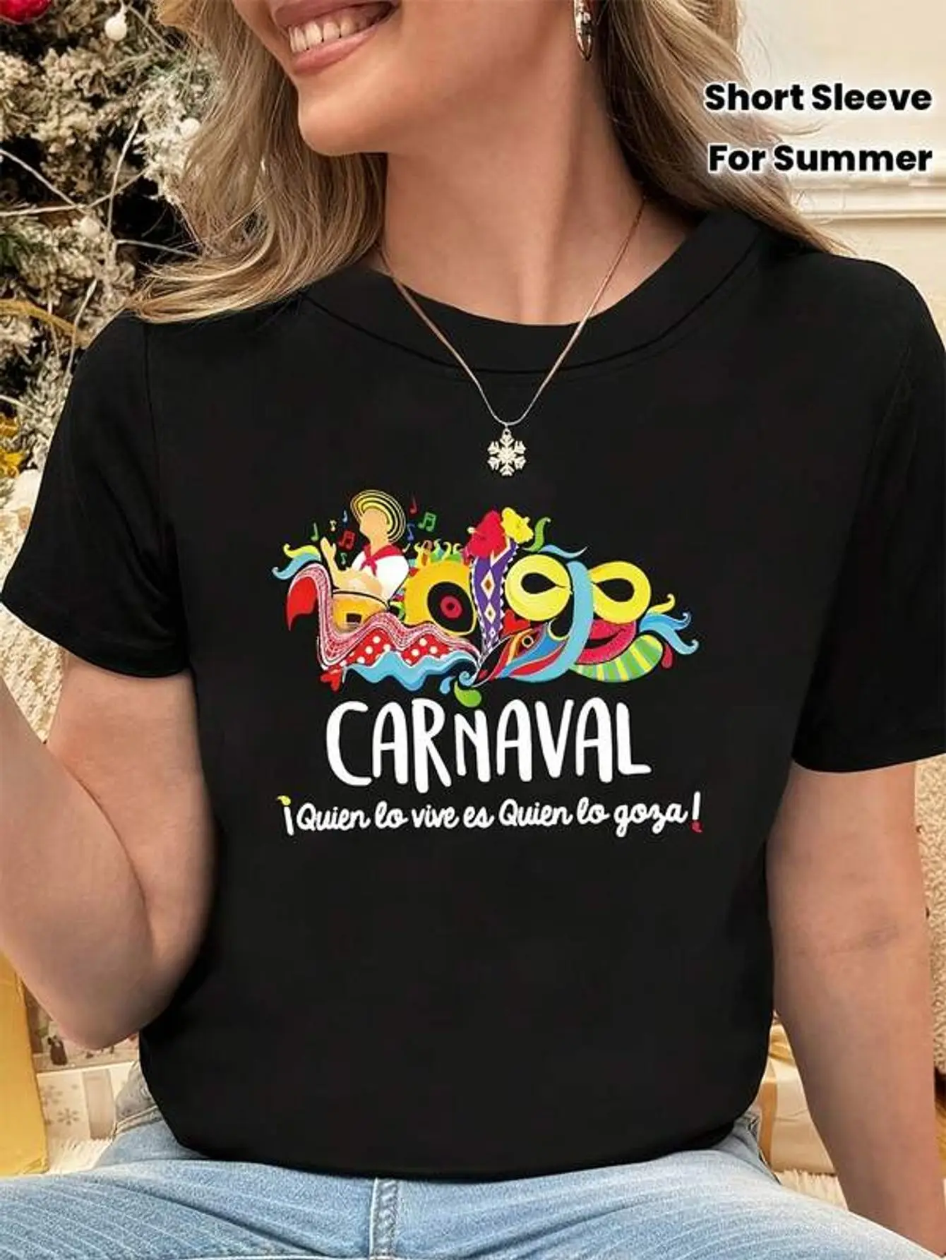 Carnaval IQuien Lo Vive Es Quien Lo Goza Graphic Print Women's T-Shirt, Short Sleeve Crew Neck Casual Top For Summer & Spring, Women's Clothing
