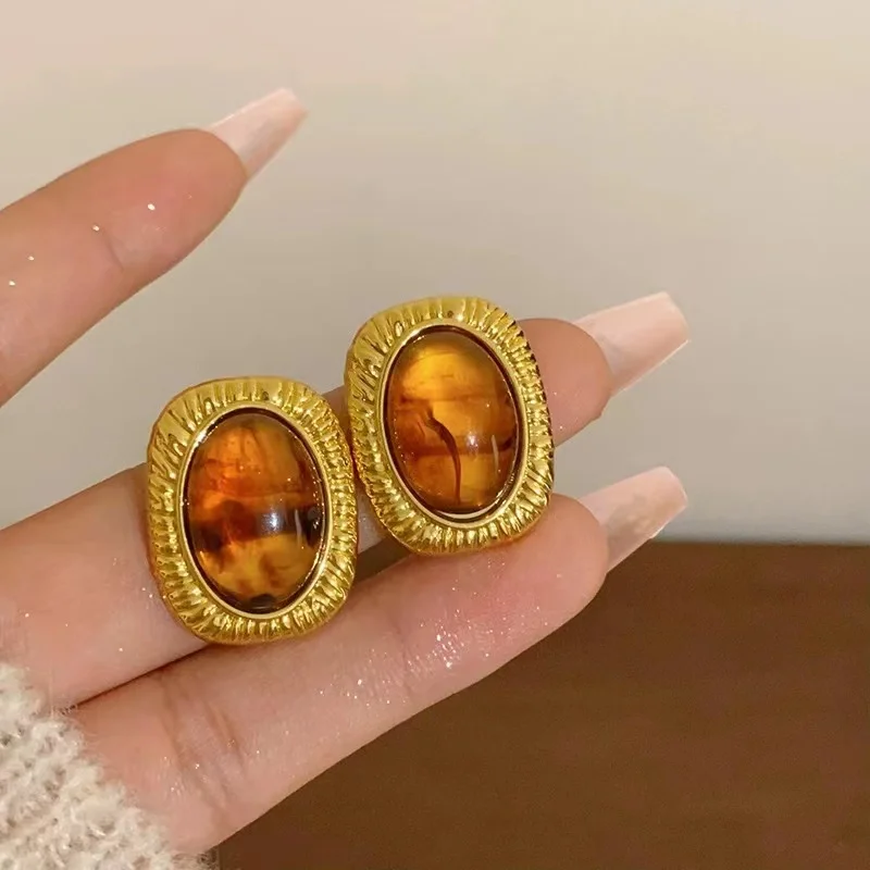 

Amber Oval Earrings 2024 New Popular Retro Earrings Light Luxury, High Grade, Elegant and Fashionable Earrings for Women